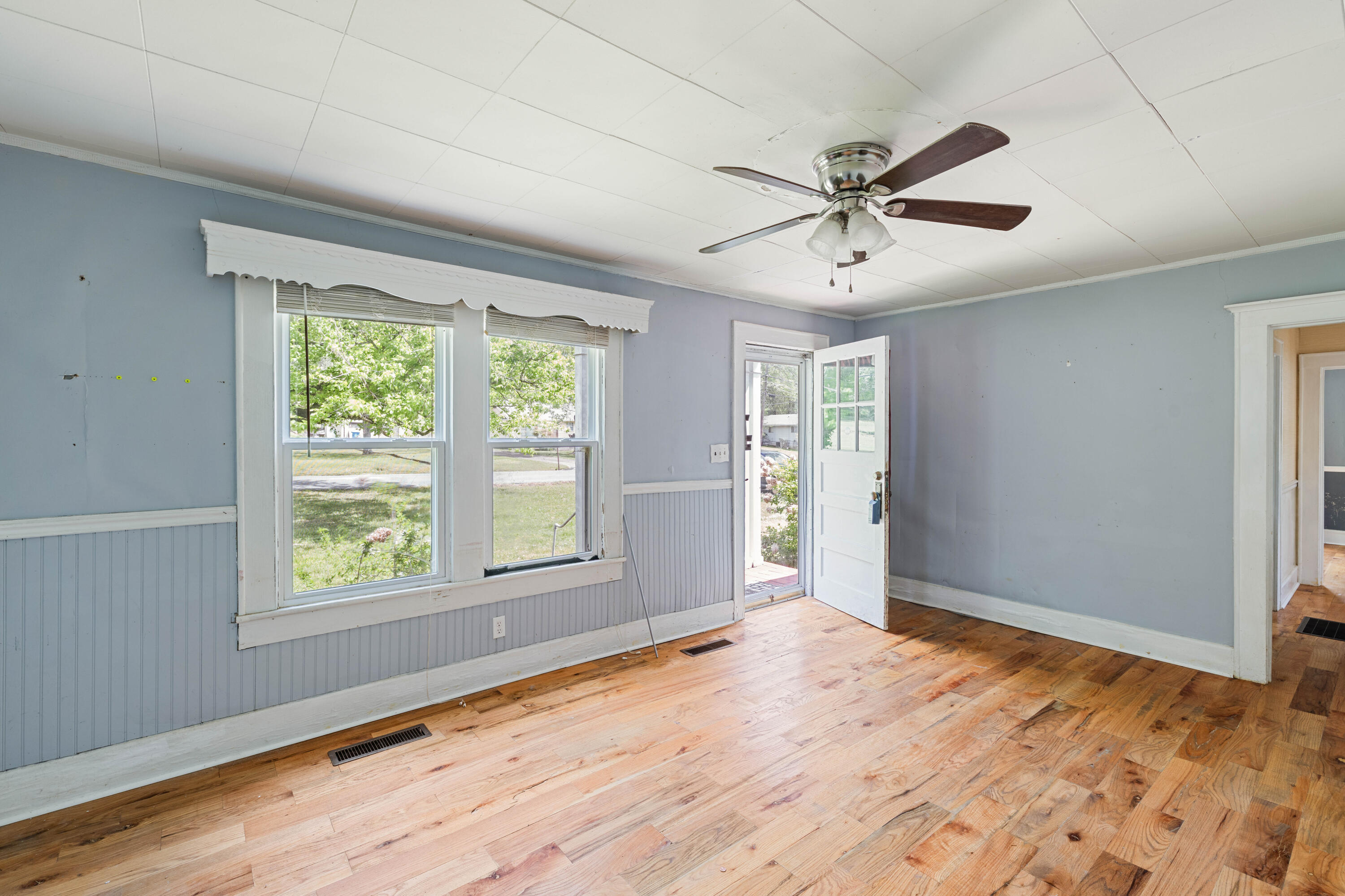 1265 North Concord Road Chattanooga, TN 37421 - Photo 3 of 30 Living area with natural light