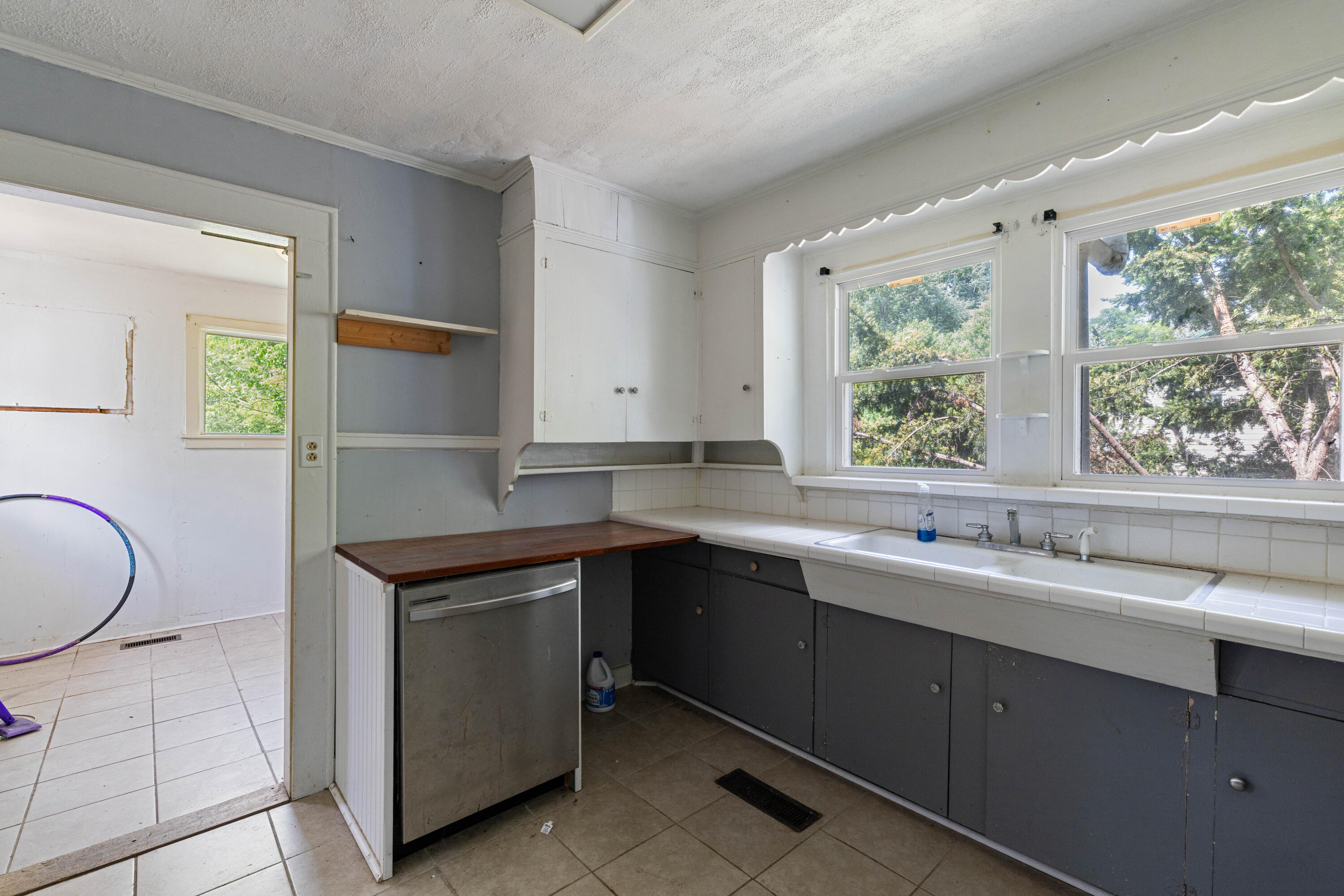 1265 North Concord Road Chattanooga, TN 37421 - Photo 9 of 30 Kitchen with plenty of counter space