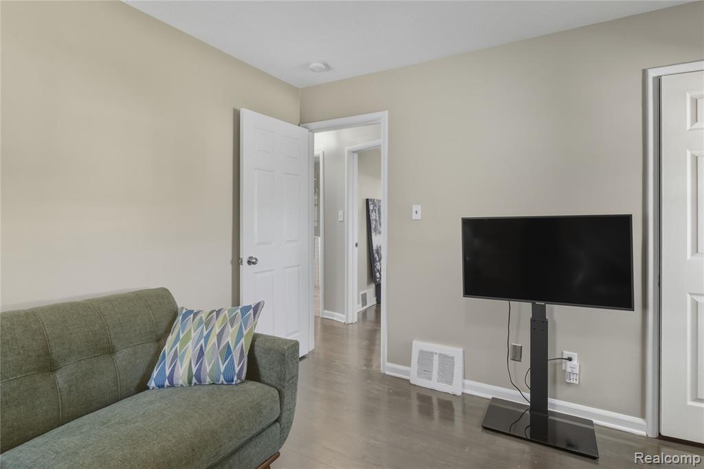 1560 Columbia Road Berkley, MI 48072 - Photo 37 of 52 Gallery Image 37