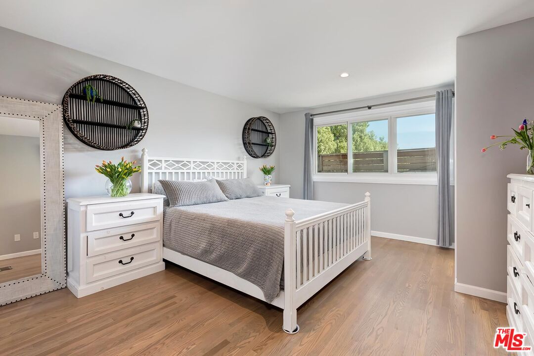 434 West Maple Avenue El Segundo, CA 90245 - Photo 16 of 29 a bedroom with a large bed and a window