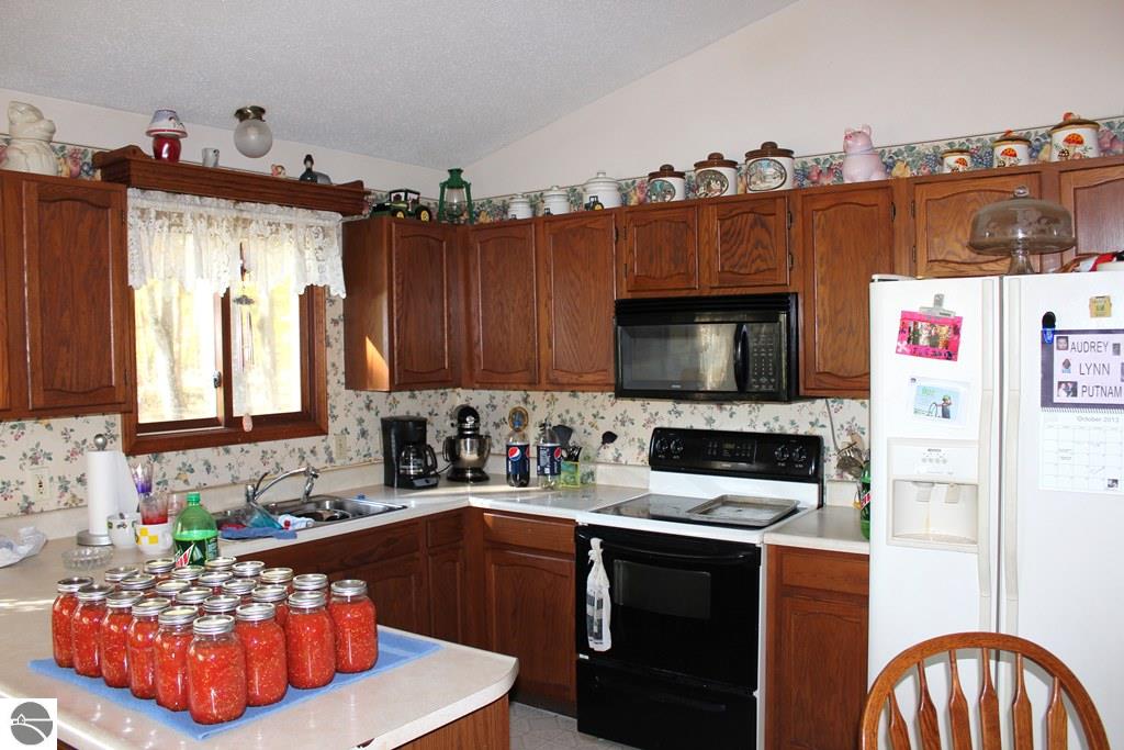 11267 South Mission Road Shepherd, MI 48883 - Photo 2 of 27 1777955-1.JPG
