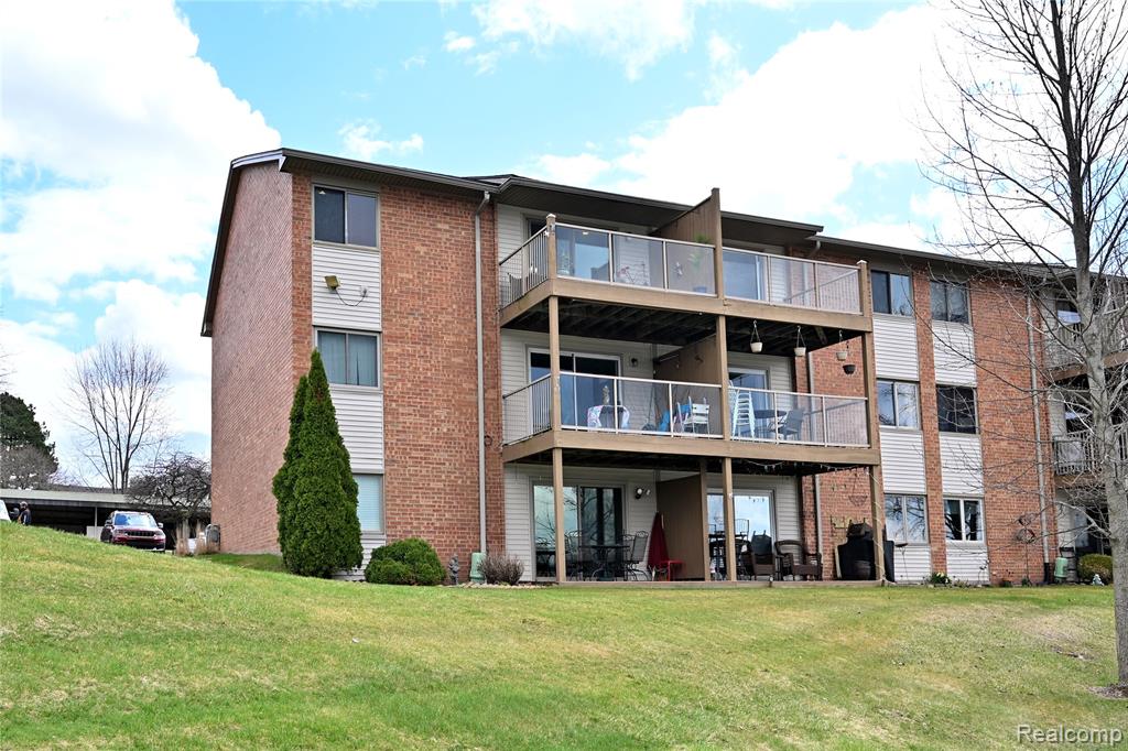 1966 Klingensmith Road, Unit 18C Bloomfield Hills, MI 48302 - Photo 34 of 36