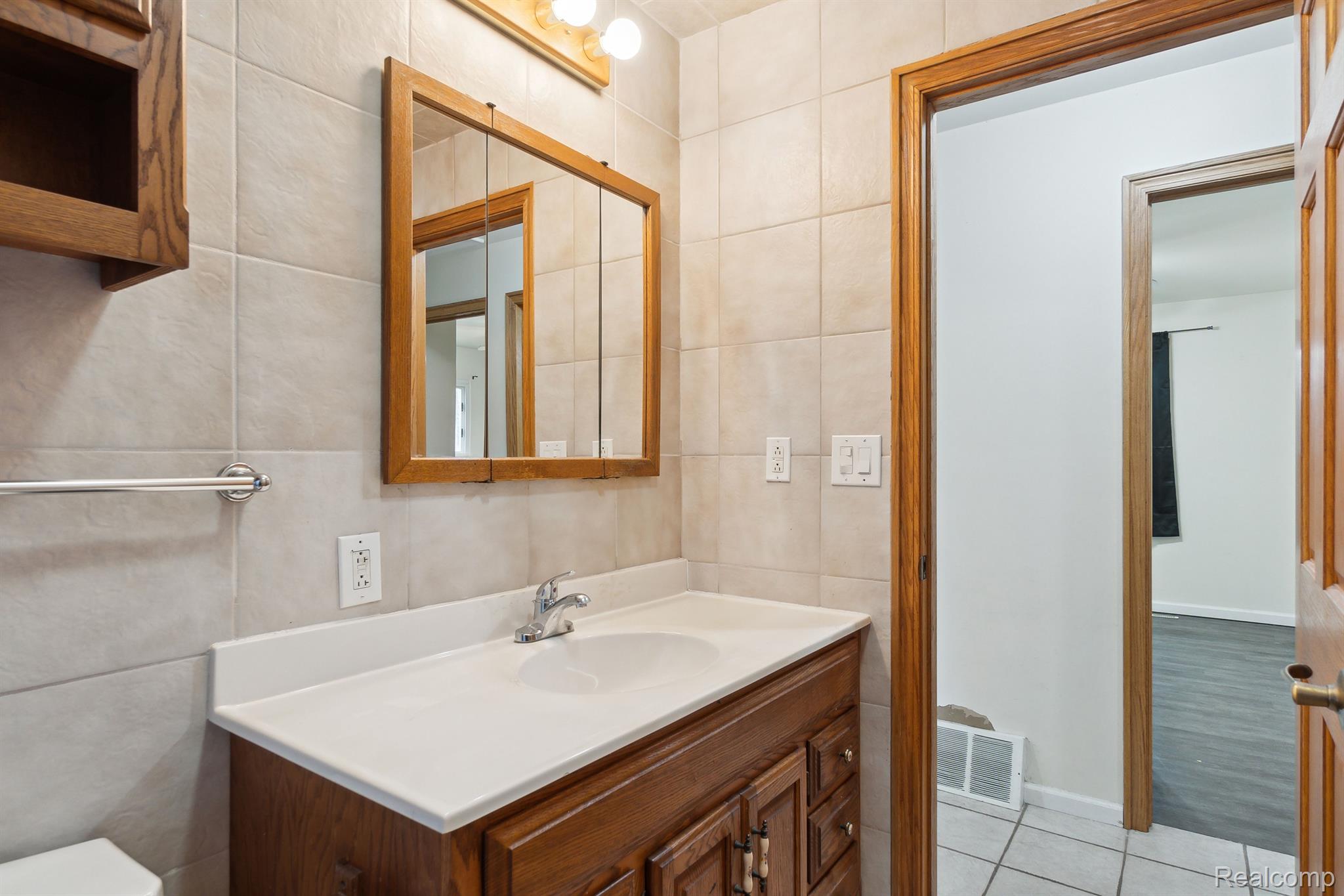 2464 West Maple Avenue Flint, MI 48507 - Photo 21 of 35 Gallery Image 21