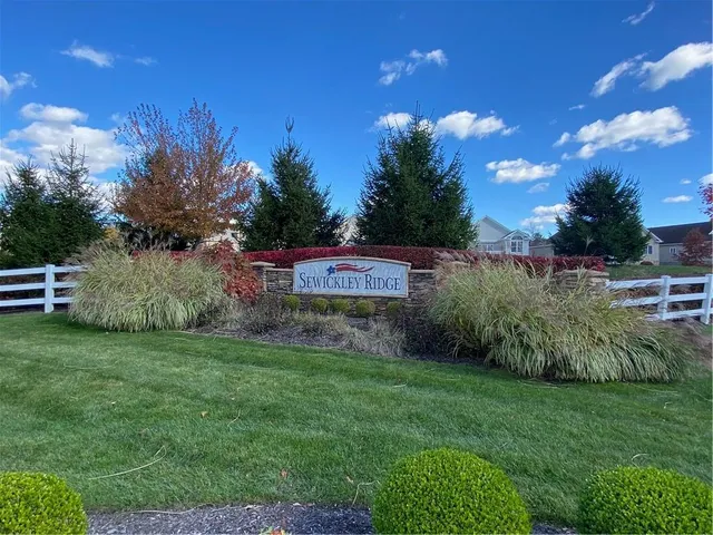 a view of a back yard
