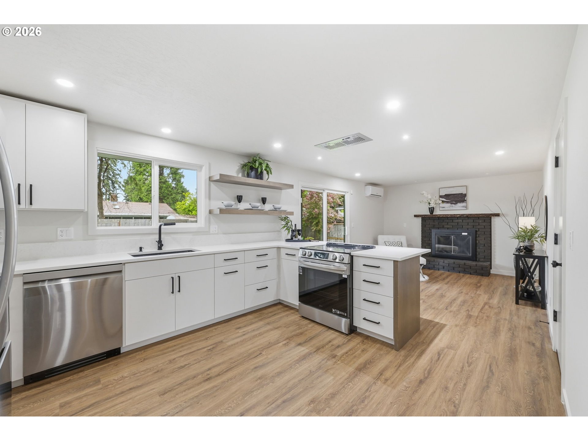 987 Travis Avenue Eugene, OR 97404 - Photo 12 of 35 Kitchen/Family Room