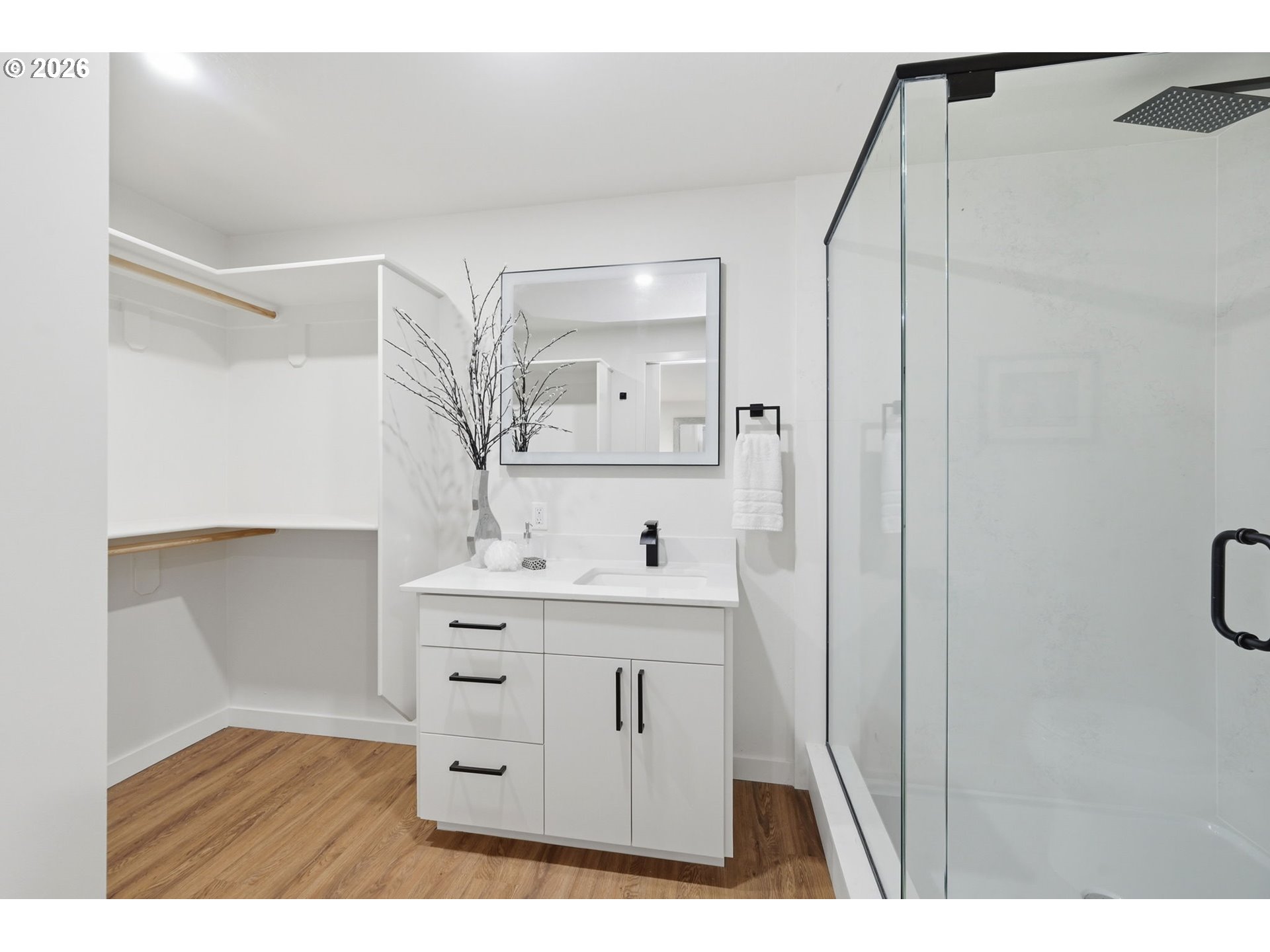 987 Travis Avenue Eugene, OR 97404 - Photo 25 of 35 En Suite Bathroom