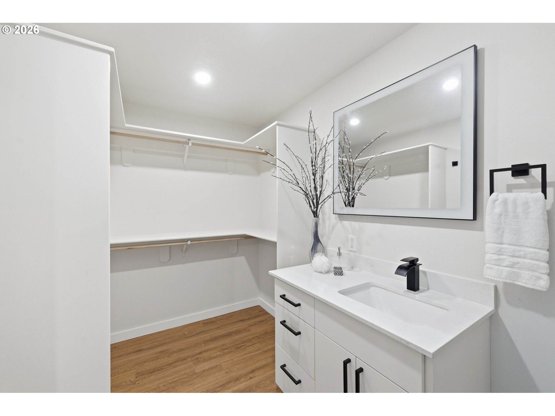 987 Travis Avenue Eugene, OR 97404 - Photo 26 of 35 En Suite Bathroom
