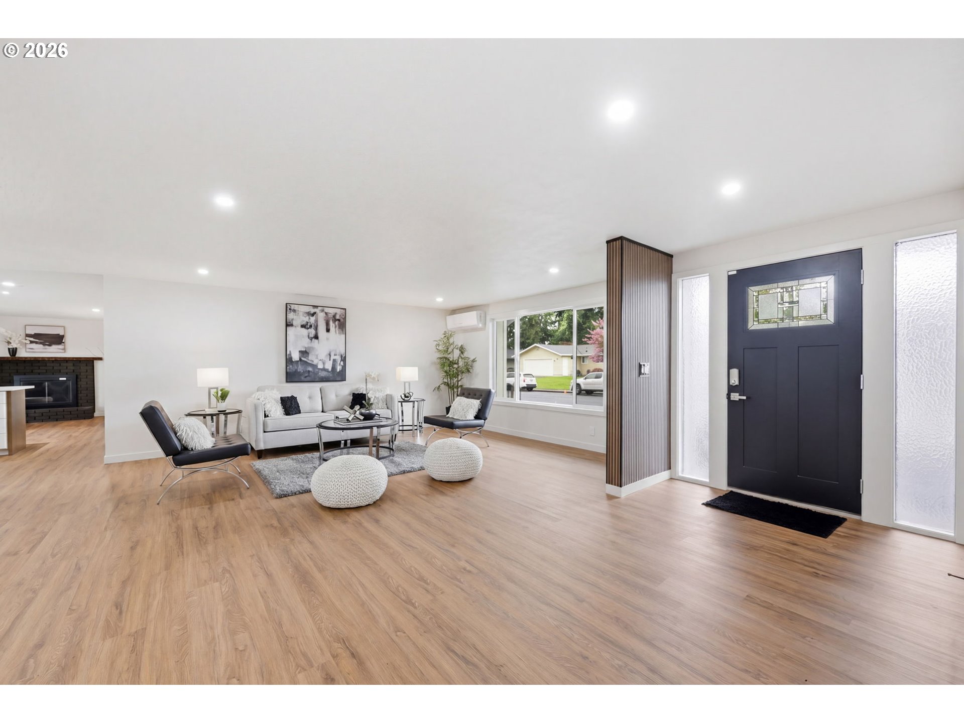 987 Travis Avenue Eugene, OR 97404 - Photo 5 of 35 Living Room/Entrance