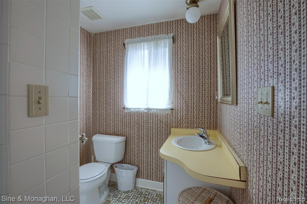35 Vernier Road Grosse Pointe Shores, MI 48236 - Photo 19 of 38