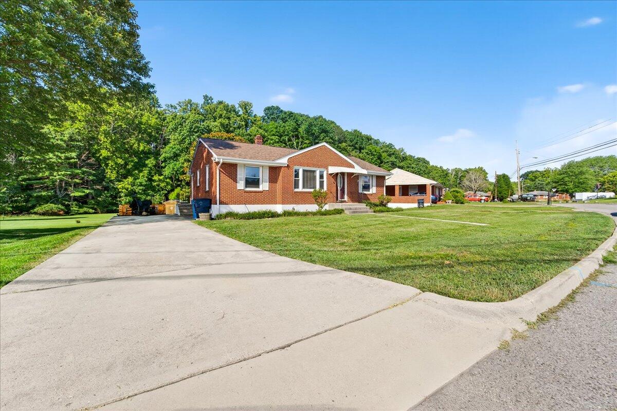 2048 Laura Road Northwest Roanoke, VA 24017 - Photo 3 of 50 03-Laura Rd-03