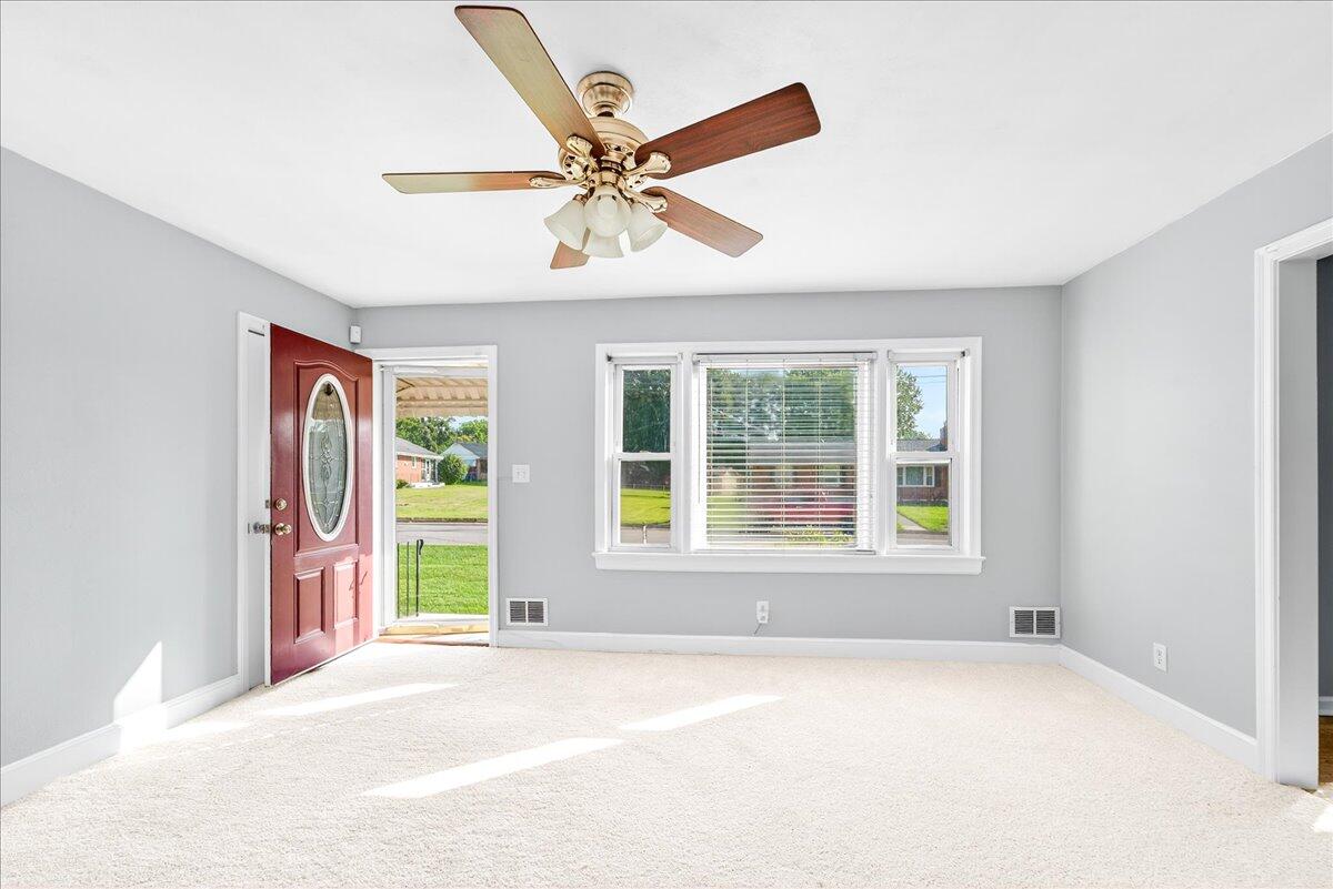 2048 Laura Road Northwest Roanoke, VA 24017 - Photo 7 of 50 07-Laura Rd-07
