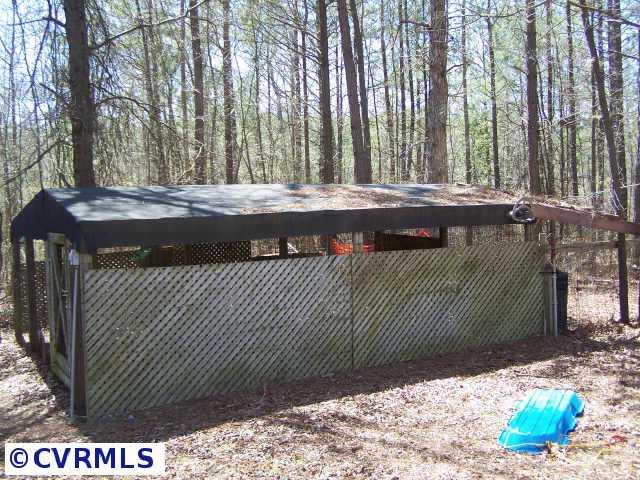 7931 Woodpecker Road Chesterfield, VA 23838 - Photo 4 of 6 Other - Dog pen