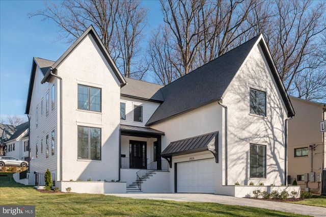 a view of entryway and livingroom