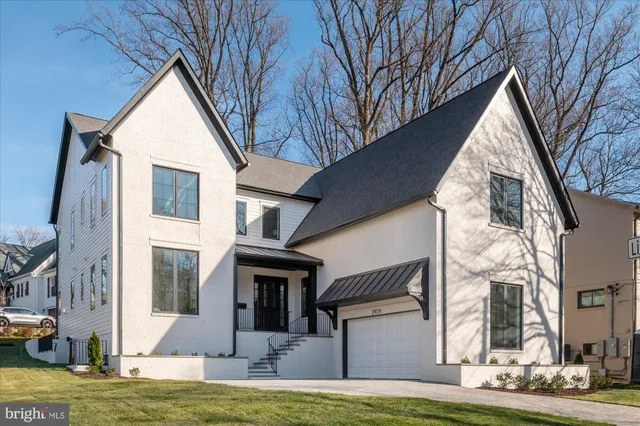 a view of entryway and livingroom