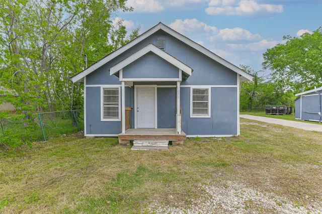 a view of a house with yard and tree s