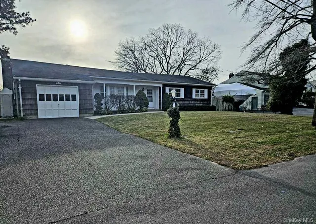 $840,000 | 182 Connetquot Drive, Oakdale, NY 11769