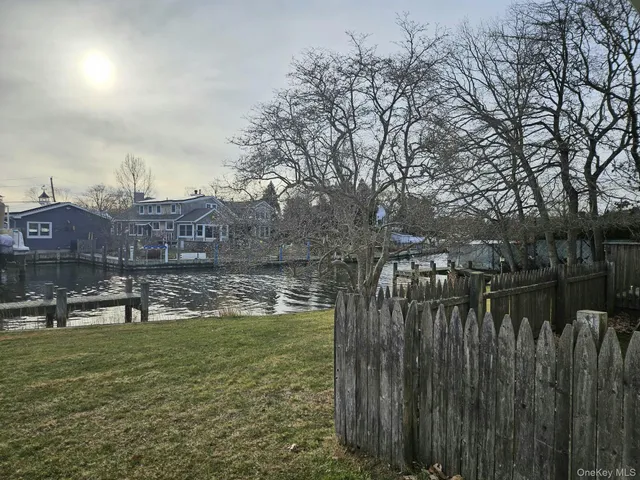 $840,000 | 182 Connetquot Drive, Oakdale, NY 11769