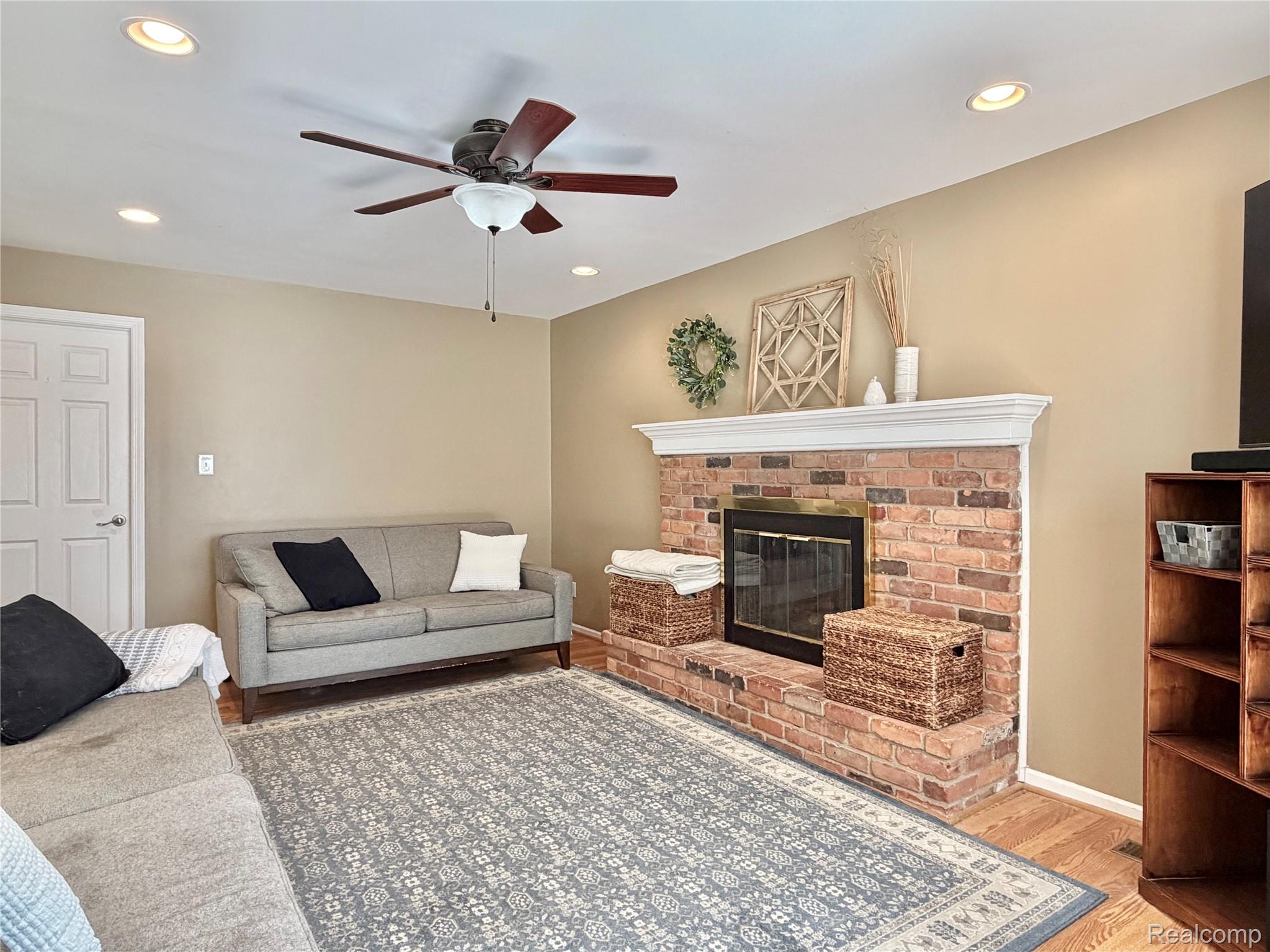 5028 Aintree Road Rochester, MI 48306 - Photo 17 of 51 Family room, gas fireplace