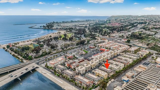 a view of a yard with a house