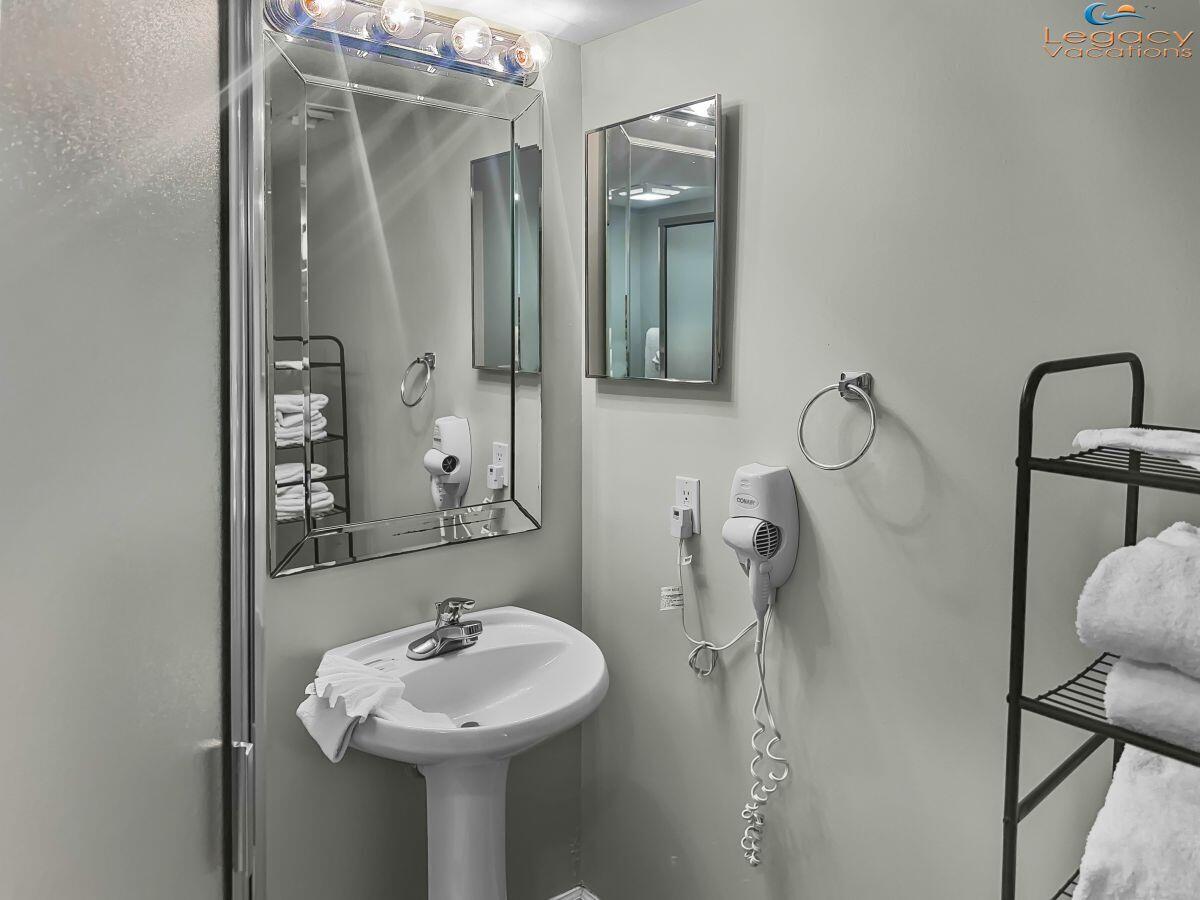 866 Santa Rosa Boulevard, Unit 106 Fort Walton Beach, FL 32548 - Photo 15 of 33 Pelican Isle Guest Bath