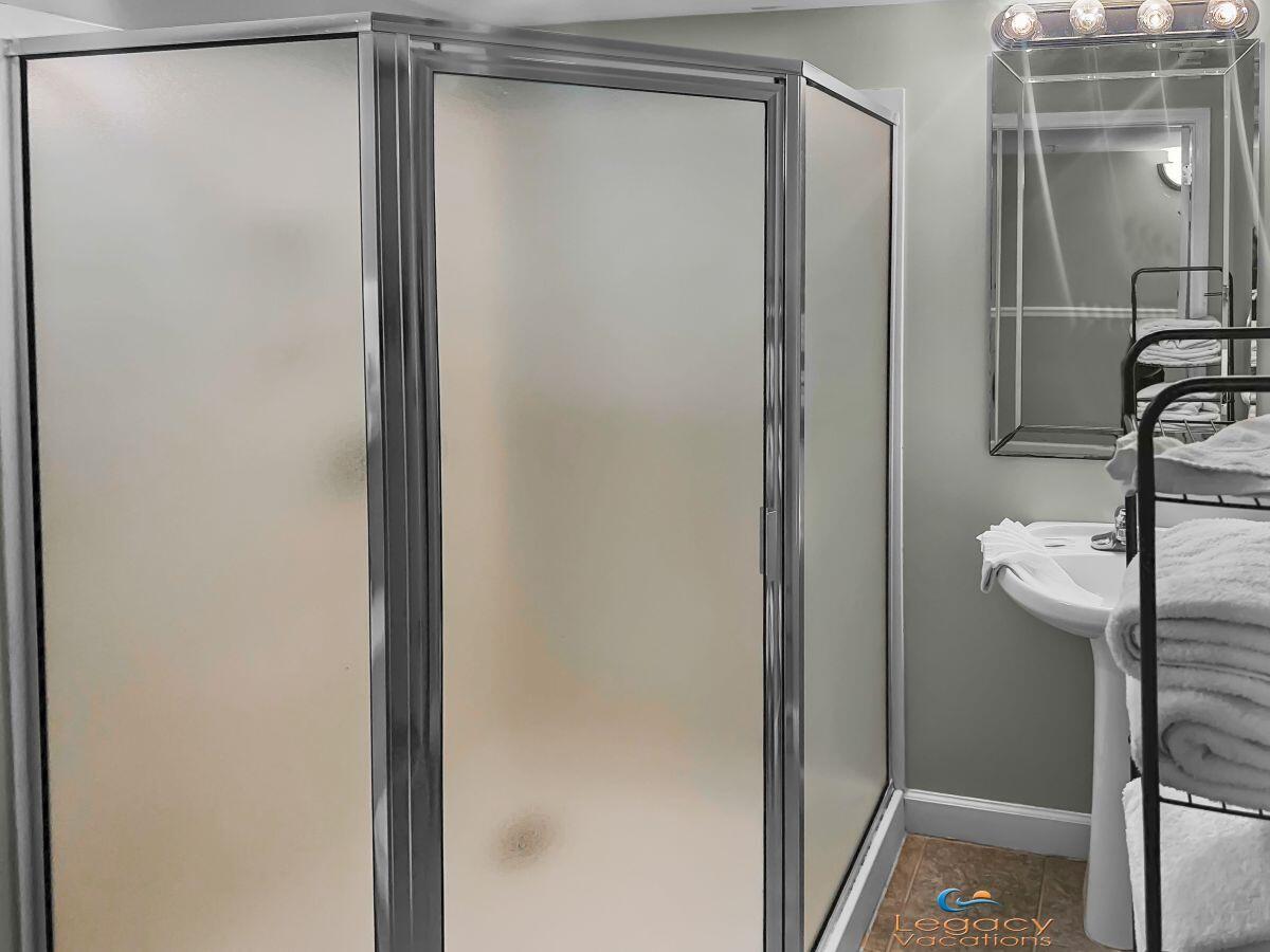 866 Santa Rosa Boulevard, Unit 106 Fort Walton Beach, FL 32548 - Photo 16 of 33 Pelican Isle Guest Bath Shower