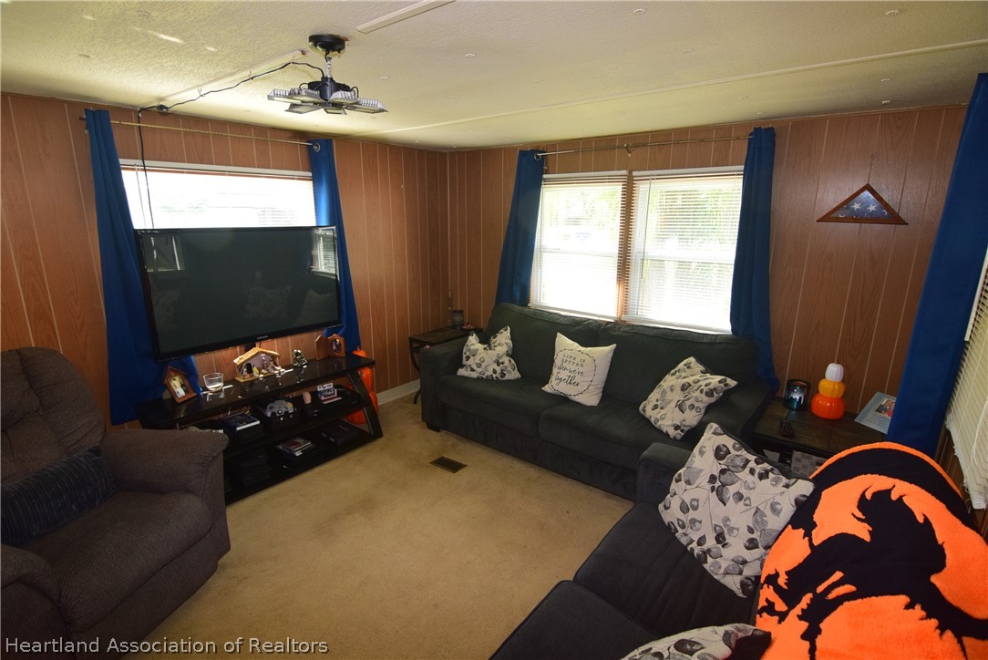 14 Henderson Road Lake Placid, FL 33852 - Photo 13 of 28 a living room with furniture and a flat screen tv