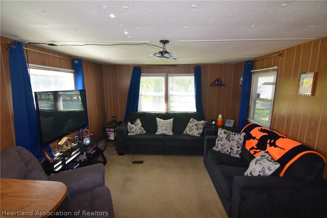 14 Henderson Road Lake Placid, FL 33852 - Photo 14 of 28 a living room with furniture and a large window