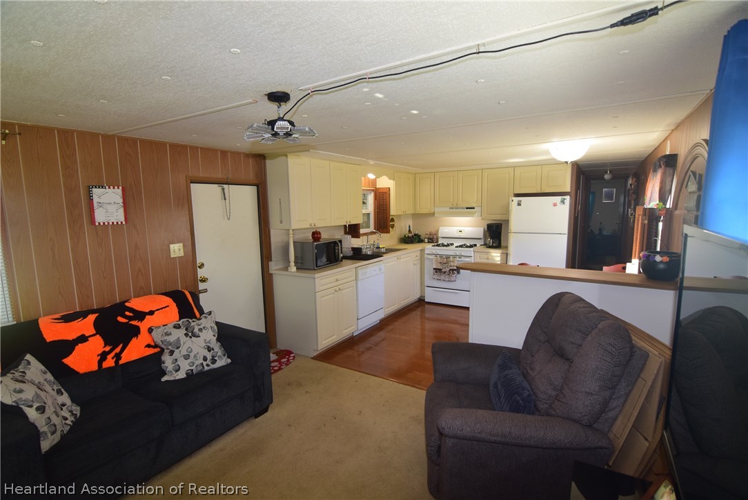 14 Henderson Road Lake Placid, FL 33852 - Photo 15 of 28 a living room with furniture and kitchen view