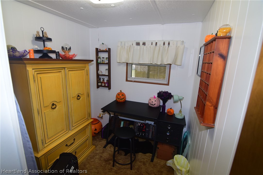 14 Henderson Road Lake Placid, FL 33852 - Photo 19 of 28 a living room with furniture and a mirror