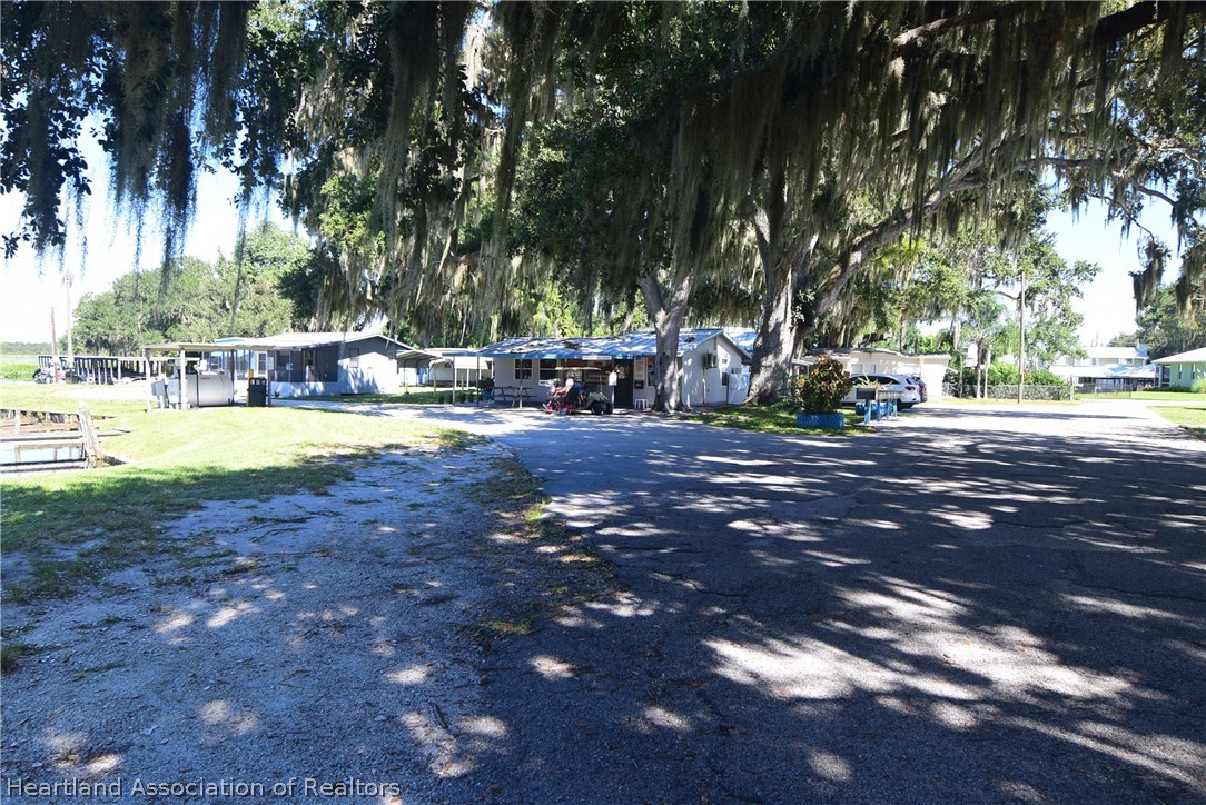 14 Henderson Road Lake Placid, FL 33852 - Photo 27 of 28 a view of a yard with plants and trees