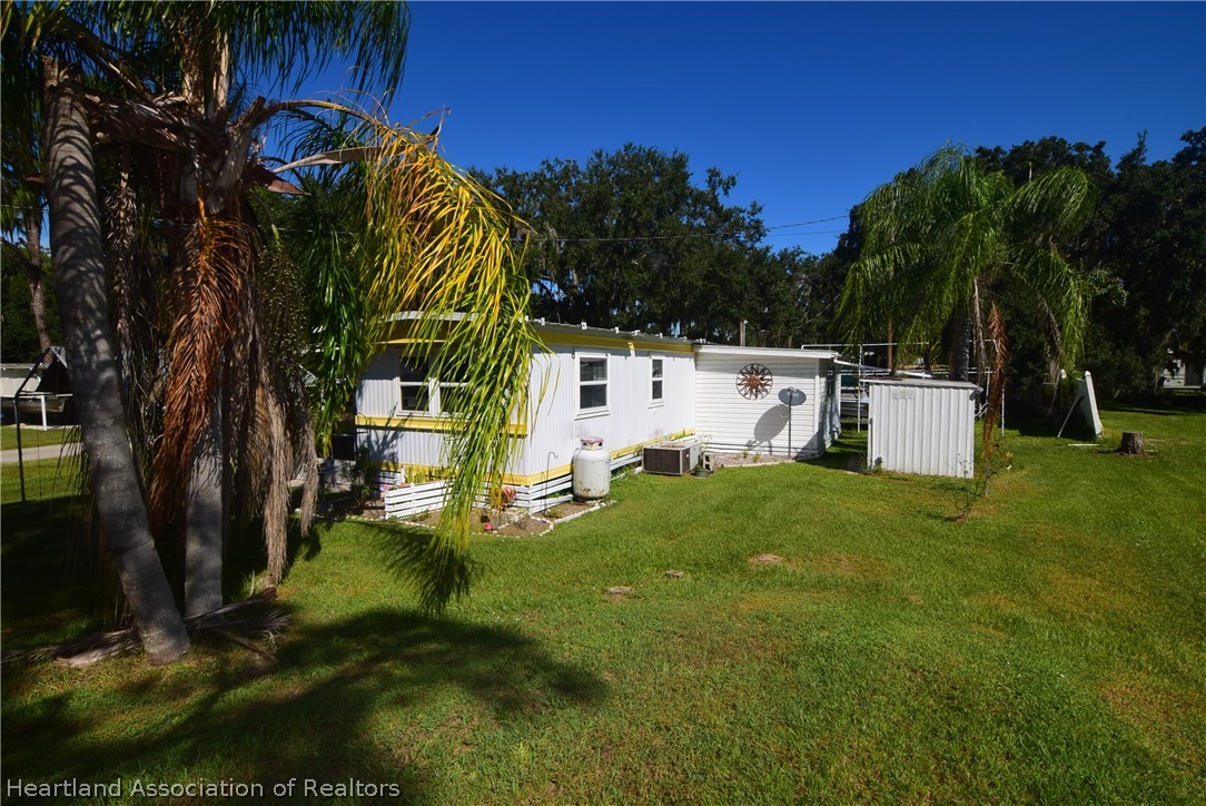 14 Henderson Road Lake Placid, FL 33852 - Photo 3 of 28 a view of a house with a backyard