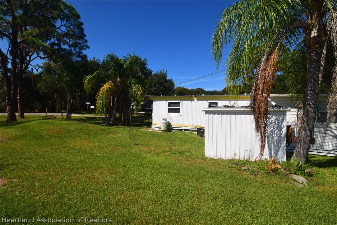 14 Henderson Road Lake Placid, FL 33852 - Photo 5 of 28 a view of a house with a yard