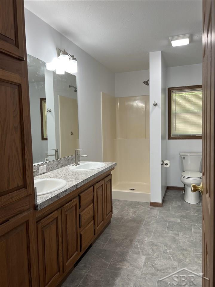 2290 South 5 Mile Road Midland, MI 48640 - Photo 18 of 23 Primary Bath