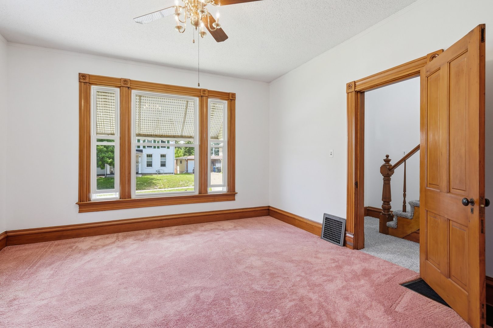 2707 Pershing Boulevard Clinton, IA 52732 - Photo 5 of 29