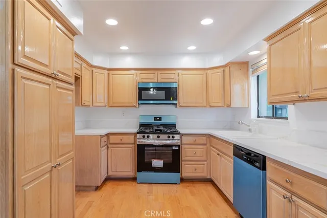 $685,000 | 9000 Vanalden Avenue, Unit 117, Northridge, CA 91324