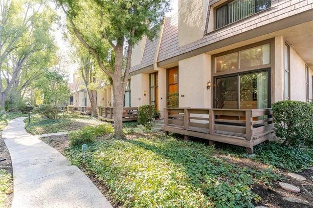 $685,000 | 9000 Vanalden Avenue, Unit 117, Northridge, CA 91324