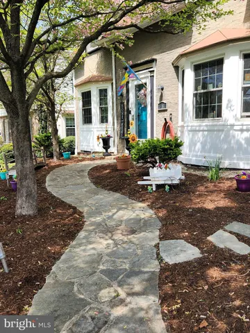 a view of a house with yard and plants
