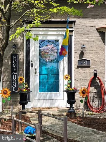 a view of entryway front of house
