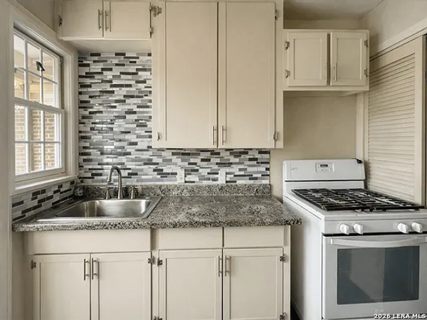 $750 | 1511 West Woodlawn Avenue, Unit 4, San Antonio, TX 78201