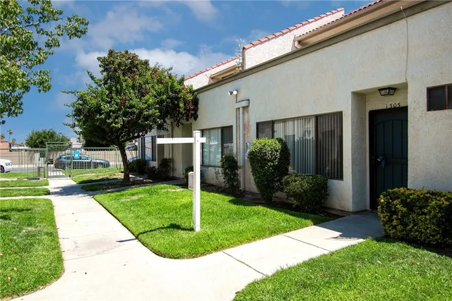 $288,000 | 1305 West Latham Avenue, Unit 1305, Hemet, CA 92543