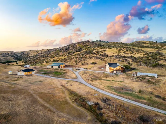 $1,255,000 | 12000 Holbrook Lane, Ola, ID 83657