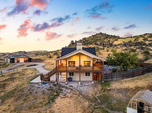 $1,255,000 | 12000 Holbrook Lane, Ola, ID 83657