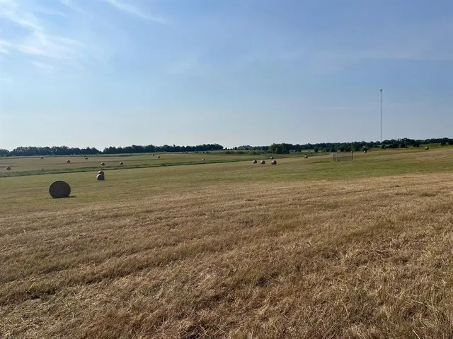 $1,383,345 | 17560 East Fm 1396, Windom, TX 75492