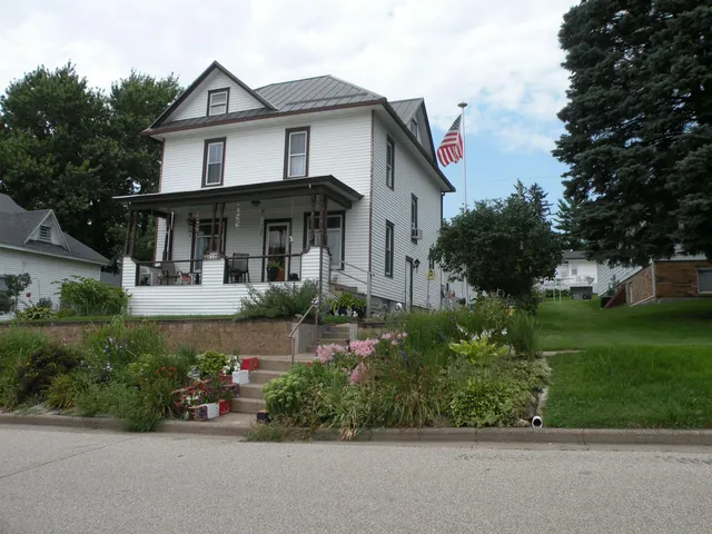 $299,900 | 610 1st Street, Bloomington, WI 53804