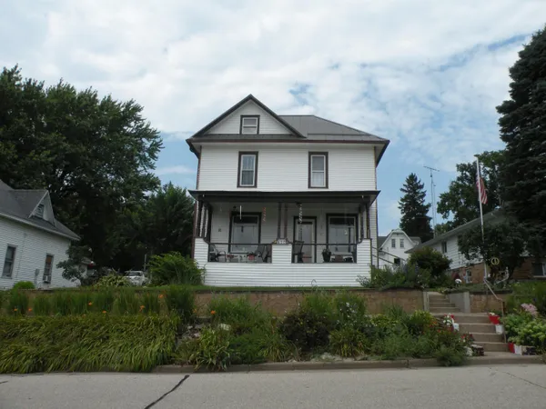 $299,900 | 610 1st Street, Bloomington, WI 53804
