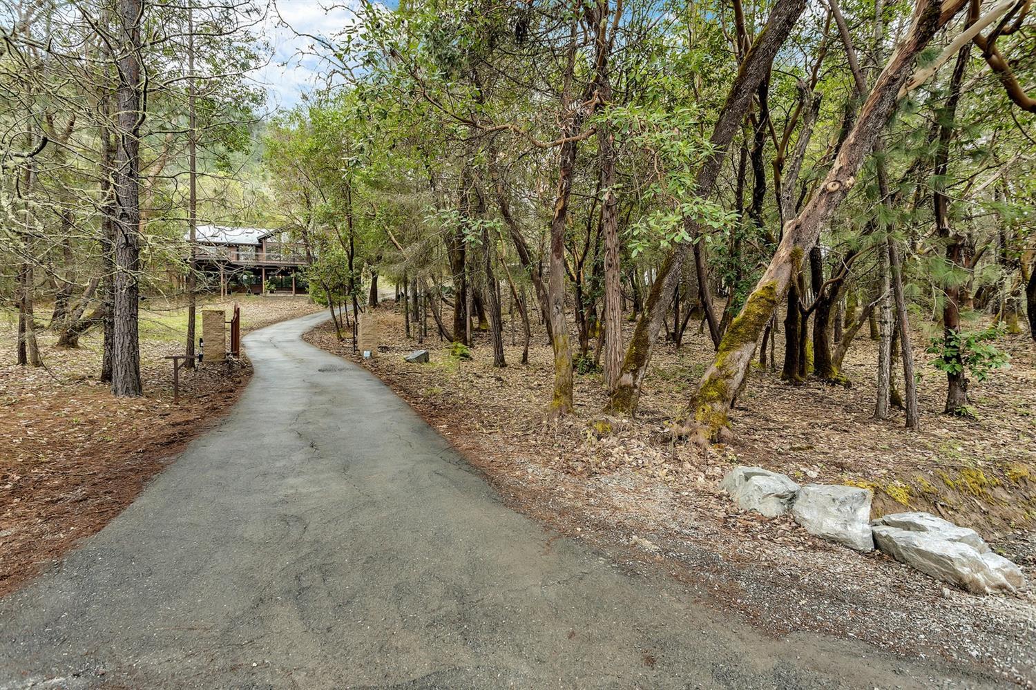 1250 Wards Creek Road Rogue River, OR 97537 - Photo 2 of 32 Private and gated driveway!