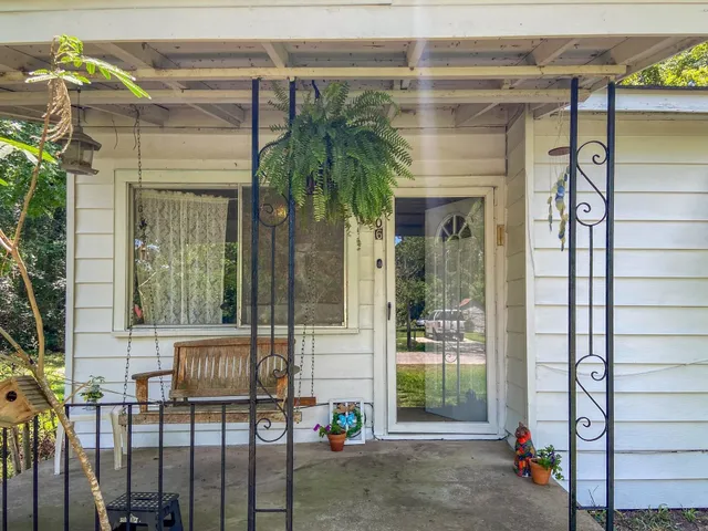a view of a entrance to house