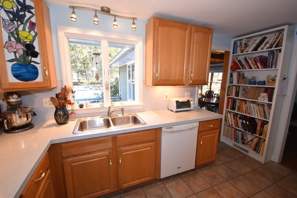 16 Heatherstone Road Amherst, MA 01002 - Photo 15 of 37