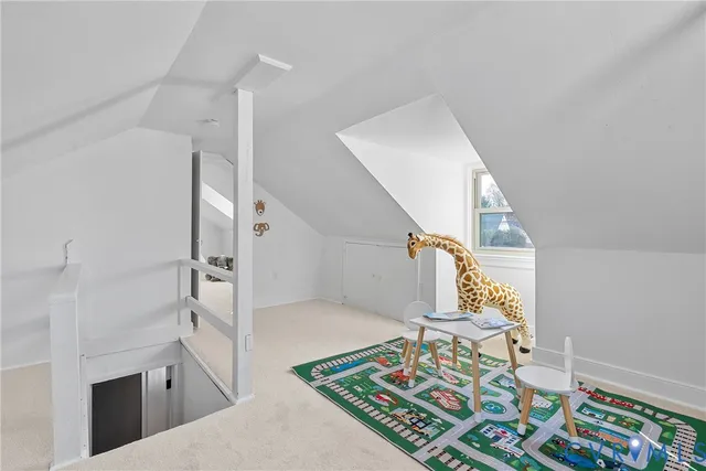 a view of entryway with a rug