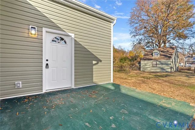 a view of a house with backyard and trees